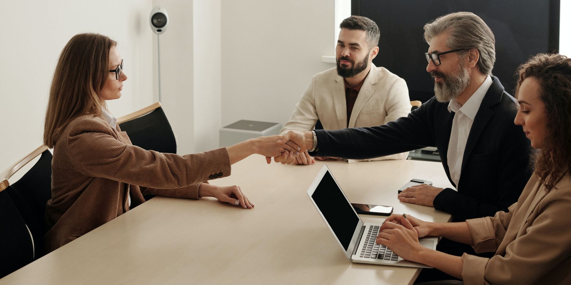 Reunión corporativa de trabajo en torno a una mesa